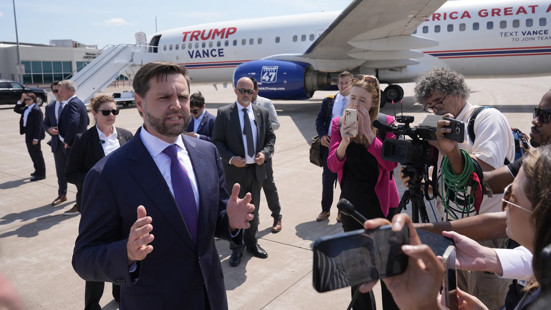 Vance’s Podium Joke, Bartiromo’s Exit, and the Press Secretary Rumor Mill
